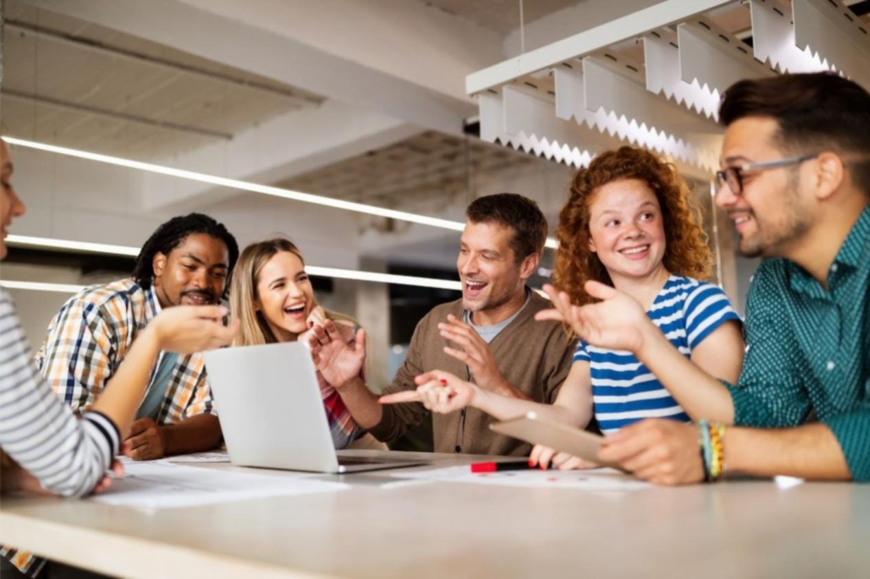 Человек пишет осмысленное письмо за рабочим столом