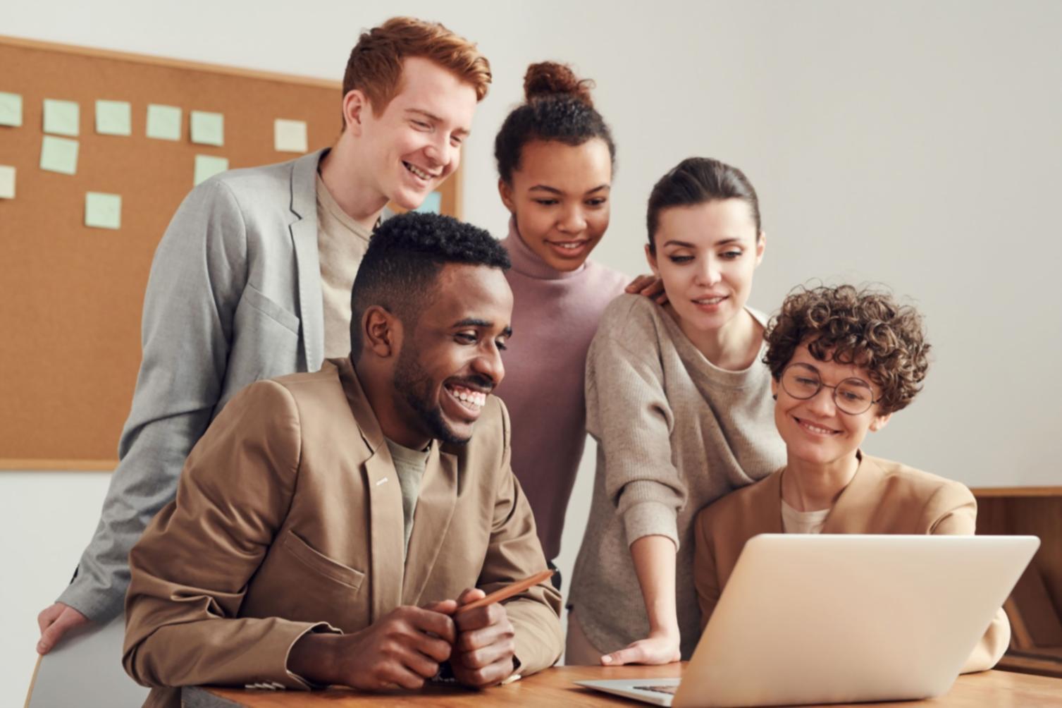 Рабочий стол с блокнотом и чашкой кофе, символизирующий продуманный подход